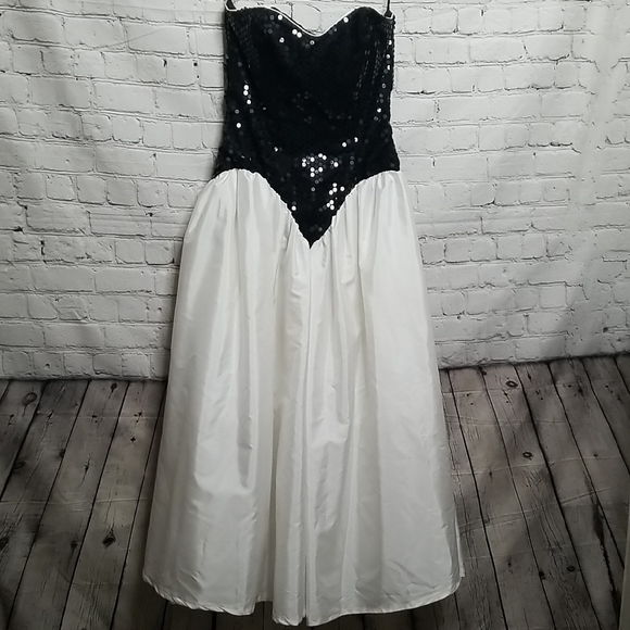 unbranded Dresses & Skirts - Unbranded Black/white Sleeveless Sequin formal gown size small EUC